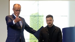 Von links: Deutschlands Bundeskanzler Friedrich Merz und der ukrainische Präsident Wolodymyr ...