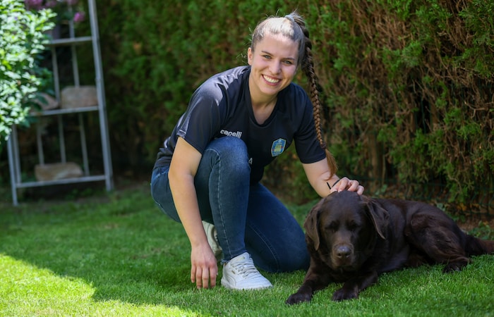 Lisa Alzner mit Hund Thiago.