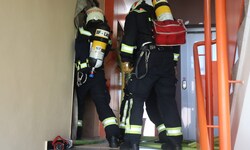 Die Feuerwehrmänner durchsuchten die Wohnung in Linz