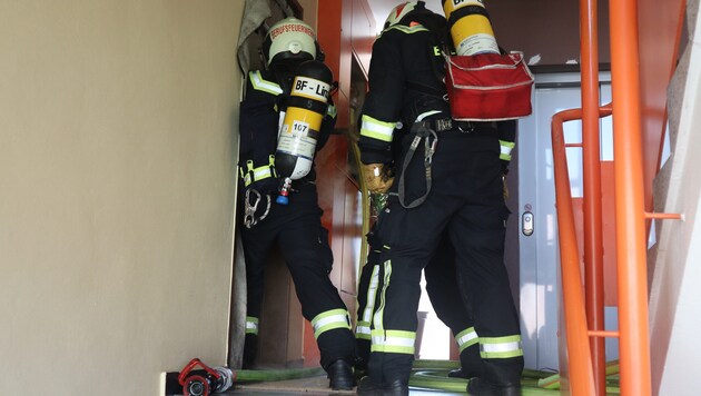Die Feuerwehrmänner durchsuchten die Wohnung in Linz