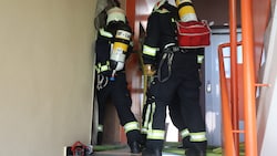 Die Feuerwehrmänner durchsuchten die Wohnung in Linz