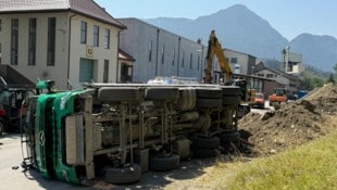 Der umgekippte Lkw musste mithilfe von zwei Baggern aufgerichtet werden. 