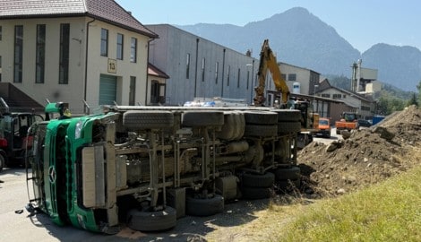 Der umgekippte Lkw musste mithilfe von zwei Baggern aufgerichtet werden. 