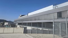 Seit 1. August wartet Sportpark-Geschäftsführer Daniel Greiner, dass die mit einer Plane ...