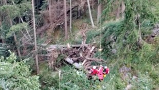 Schwer verletzt blieb der Wanderer in einem steilen Waldstück liegen. 