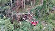 Schwer verletzt blieb der Wanderer in einem steilen Waldstück liegen. 