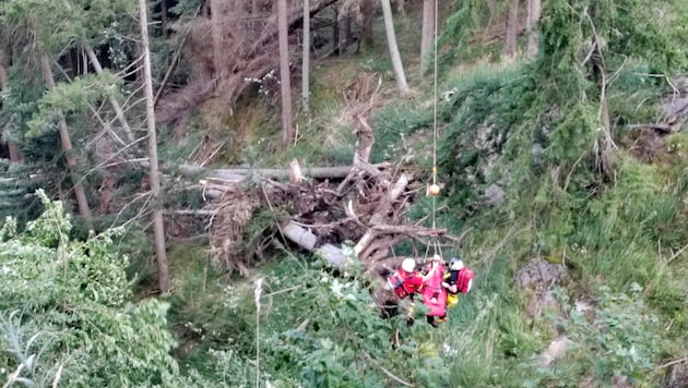 Schwer verletzt blieb der Wanderer in einem steilen Waldstück liegen.