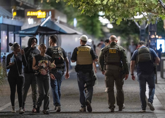 Bundesbeamte patrouillieren bereits am Dienstag in einer Straße im Hafenviertel The Warf in ...