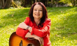 Nach 28 Jahren als prägende Stimme der SEER startet Sabine „Sassy“ Holzinger ihr ganz ...