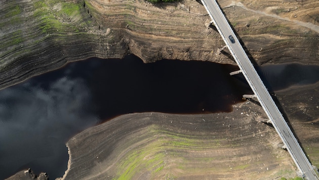 Eine Luftaufnahme des Baitings-Stausee in der Nähe von Ripponden im Norden Englands zeigt einen ...
