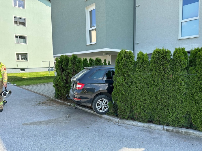 Das Unfallauto wurde von einem Abschleppunternehmen geborgen.