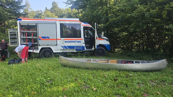 Zwei Fahrzeuge und sechs Wasserretter waren im Einsatz.