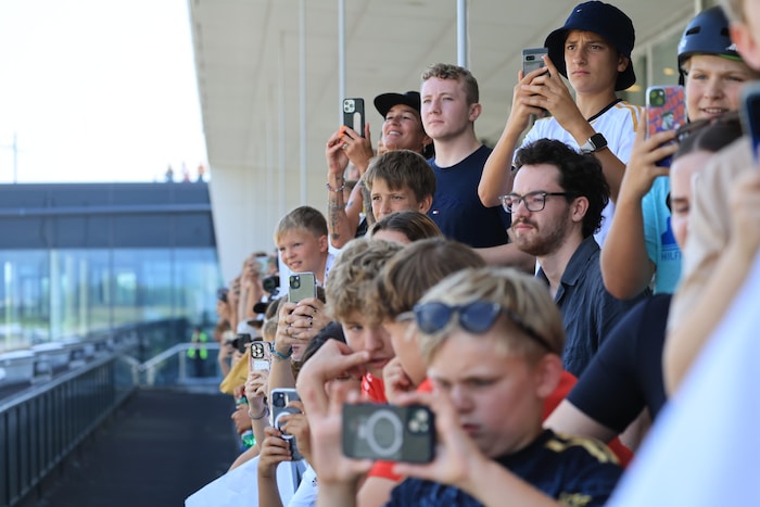 Gespannt warteten die Fans auf ihre Kicker-Idole am Flughafen Innsbruck.