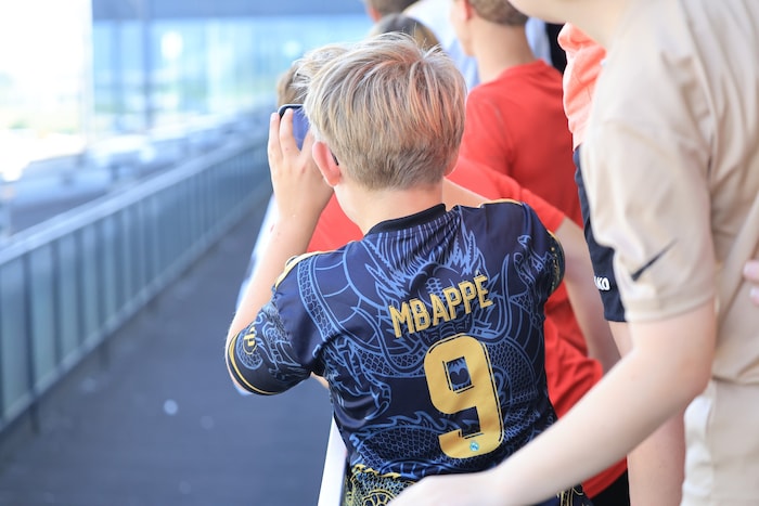 Ein kleiner Fan von Mbappe.