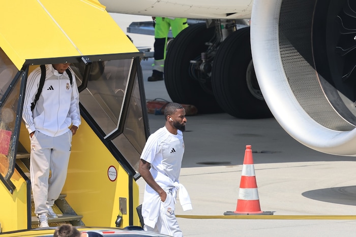 Rüdiger beim Verlassen des Flugzeuges.
