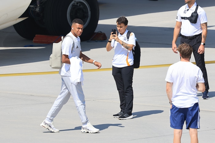 Alle Augen waren auf Kylian Mbappé gerichtet. Er war der einzige Spieler, der einen Blick zu den ...