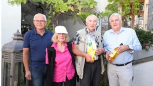 Tandemfahrer Bachkönig mit Greta und Paul Possemiers, beglückwünscht von Stagl.