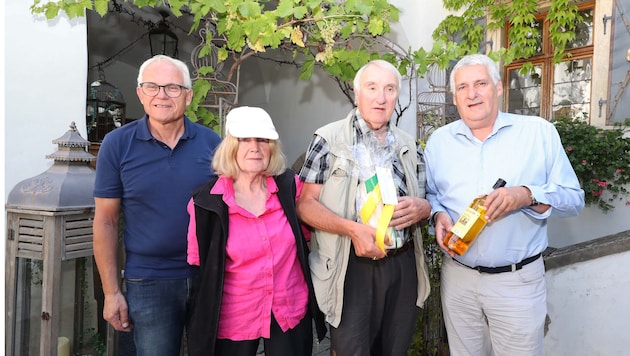 Tandemfahrer Bachkönig mit Greta und Paul Possemiers, beglückwünscht von Stagl.