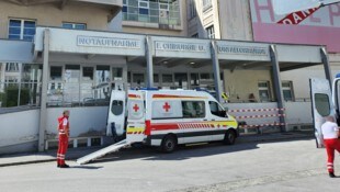 In einem OP-Saal der Neurochirurgie werkte ein zwölfjähriges Mädchen am Kopf eines Steirers