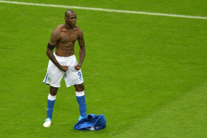 Der ikonische Jubel von Balotelli im EM-Halbfinale 2012.