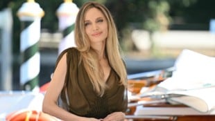 Sobald ihre Zwillinge 18 sind will Angelina Jolie ihr Haus verkaufen und die USA verlassen, ...