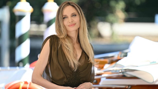 Sobald ihre Zwillinge 18 sind will Angelina Jolie ihr Haus verkaufen und die USA verlassen, ...