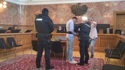 Bewaffnete und maskierte Justizwachebeamten passten im Verhandlungssaal auf den ...