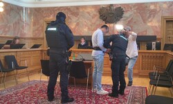 Bewaffnete und maskierte Justizwachebeamten passten im Verhandlungssaal auf den ...