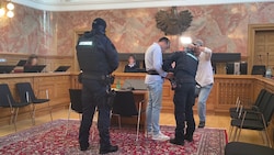 Bewaffnete und maskierte Justizwachebeamten passten im Verhandlungssaal auf den ...