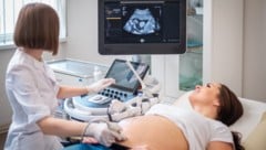 Mittels Ultraschall werden unter anderem die Organe des Ungeborenen kontrolliert.