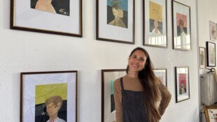 Daniela Ölweiner vor ihren Bildern. „Es ist eigentlich eine Collagenarbeit mit Blumen, welche ...