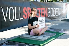 Auf solchen Betonböden müssen Schweine leben – die Aktivistin will das Bewusstsein dafür ...