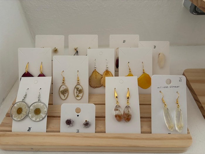 Auch diversen Schmuck fertigt die Künstlerin mit getrockneten Blumen an. Desweiteren verarbeitet ...