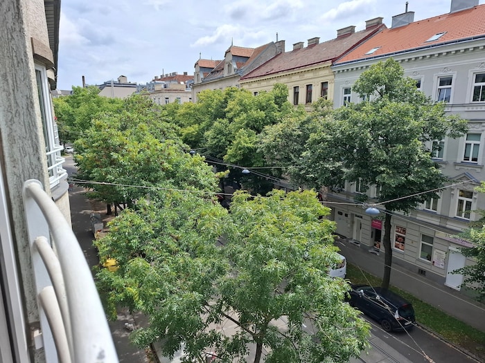 Zwar kein Innenhof, aber Baumkronen bis zum Balkon erfreuen Julia und Lukas in der ...