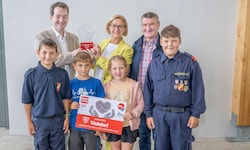 Viehdorf vor dem Vorhang: Bürgermeister Markus Burgstaller mit Freiwilligen und Landeshauptfrau ...
