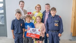 Viehdorf vor dem Vorhang: Bürgermeister Markus Burgstaller mit Freiwilligen und Landeshauptfrau ...