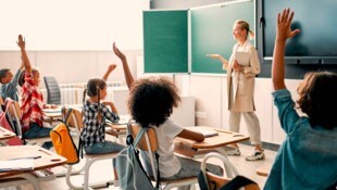 Wer jetzt den Schritt wagt, steht schon im September vor einer Klasse – und sorgt dafür, dass ...