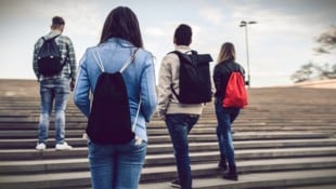 Zum Tag der Jugend fordert SOS-Kinderdorf mehr Maßnahmen zur Förderung der psychischen ...