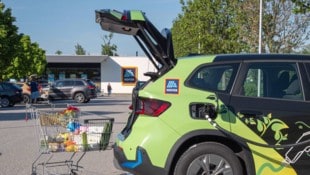 In der Hofer-Filiale wird der Einkaufswagen gefüllt, am Parkplatz der Akku des E-Autos.