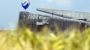 Das Hypo-Logo ist heute schon längst weg und viel Gras über einen der größten Bankenskandale der ...