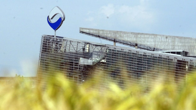Das Hypo-Logo ist heute schon längst weg und viel Gras über einen der größten Bankenskandale der ...
