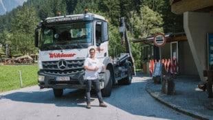 Unternehmer Andreas Schmid vor der inkriminierten Fahrverbotstafel im Zillergrund, die er ...