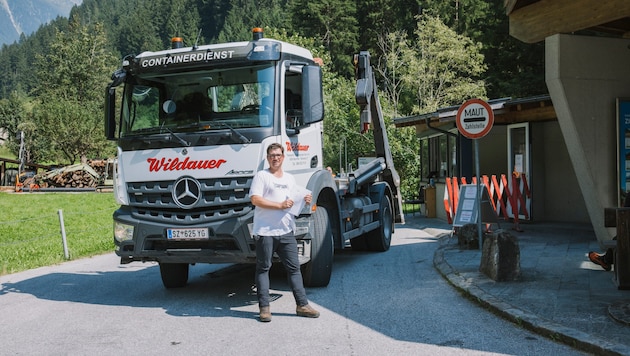 Unternehmer Andreas Schmid vor der inkriminierten Fahrverbotstafel im Zillergrund, die er ...