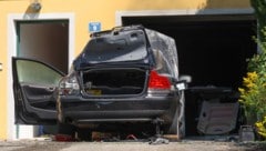 Dieser  Volvo fiel den Flammen zum Opfer.