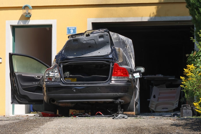 Dieser Volvo fiel den Flammen zum Opfer.