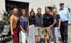 Max Müller (Mitte) drehte auch beim Weinwirt in Tiffen.