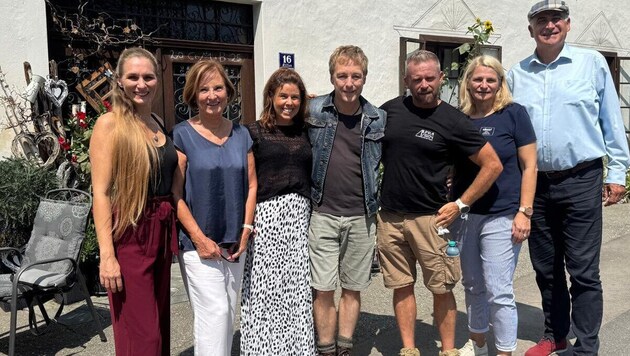 Max Müller (Mitte) drehte auch beim Weinwirt in Tiffen.