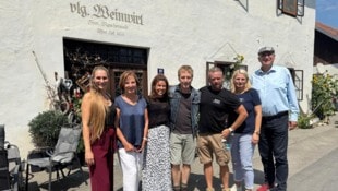Max Müller (Mitte) drehte auch beim Weinwirt in Tiffen.