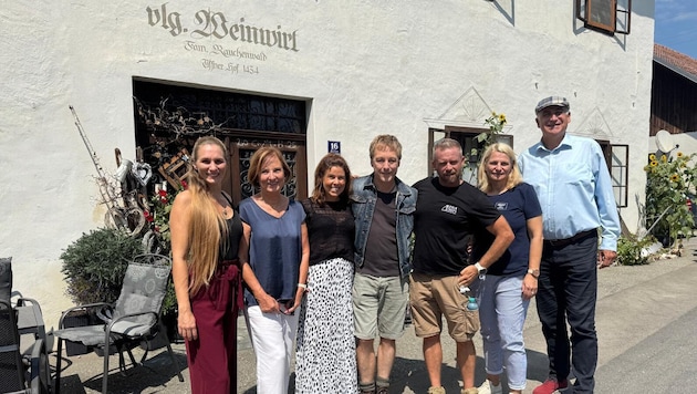 Max Müller (Mitte) drehte auch beim Weinwirt in Tiffen.