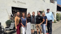 Max Müller (Mitte) drehte auch beim Weinwirt in Tiffen.